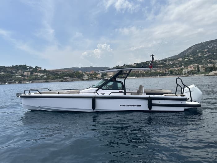 Geniet van elk moment: een volle dag zon rond Saint-Jean-Cap-Ferrat op een motorboot.