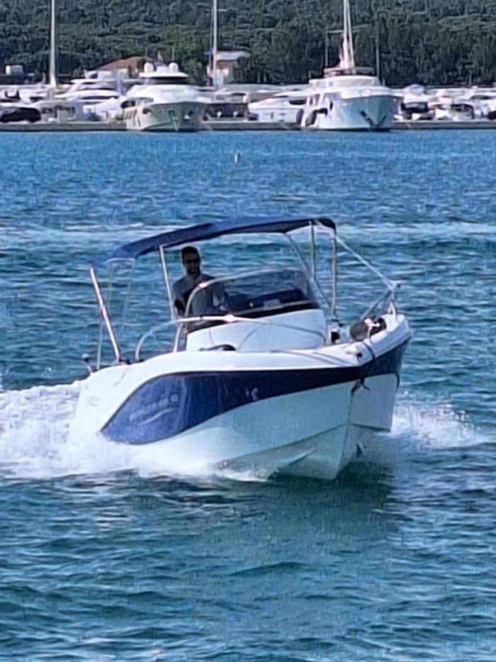 Scopri Sukošan a bordo di un motoscafo per 10 ore.