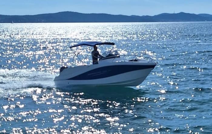 Scopri Sukošan a bordo di un motoscafo per 10 ore.