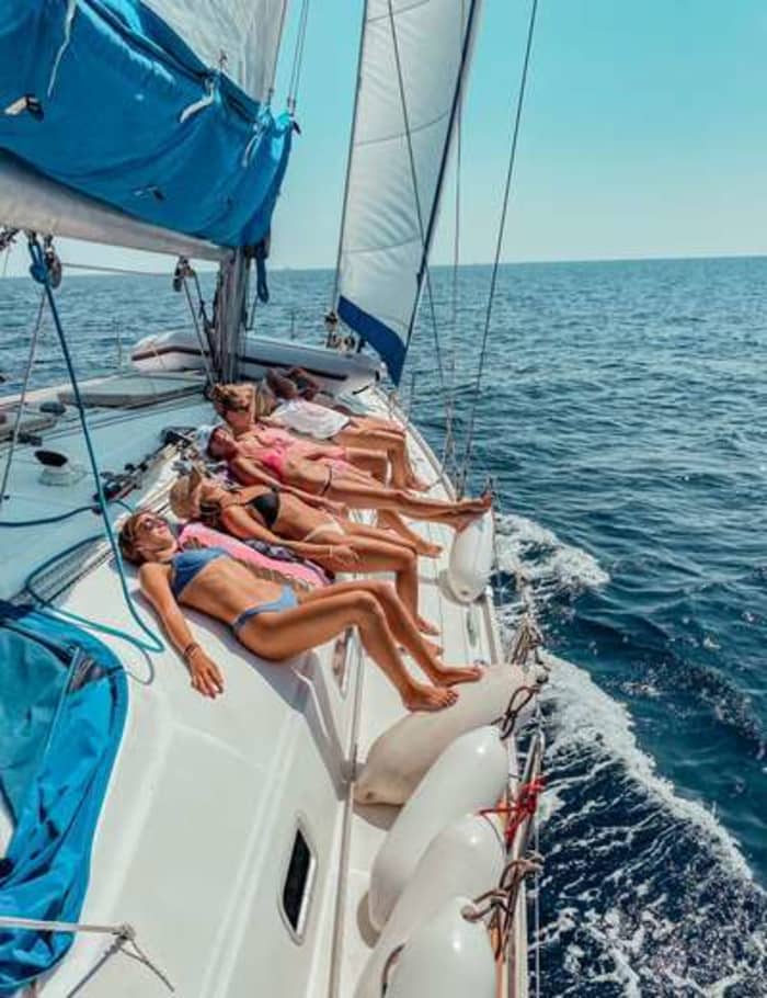 Enjoy a day at sea in Porto on a sailboat