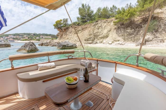 Your day in Paxi: Rent a motorboat for a full day of discovery
