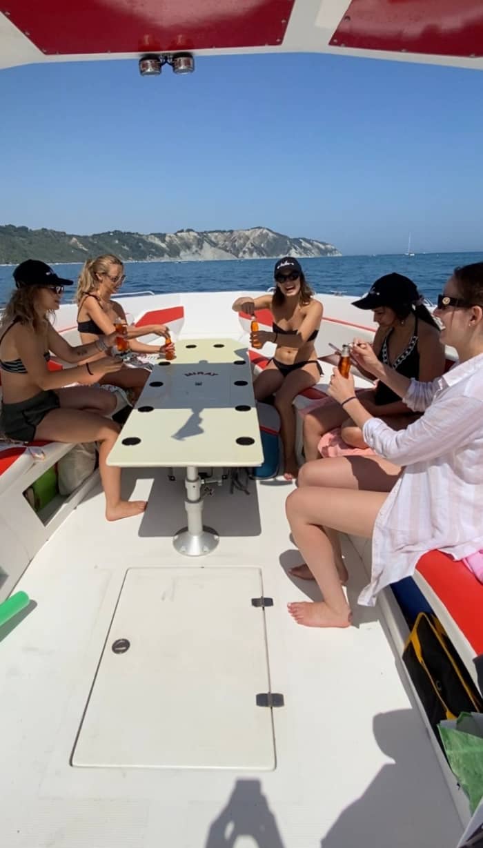 Huur een motorboot voor 3 uur plezier.