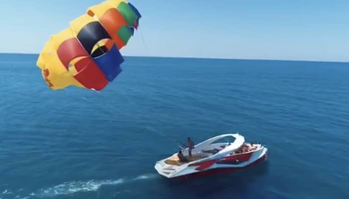 Huur een motorboot voor 3 uur plezier.