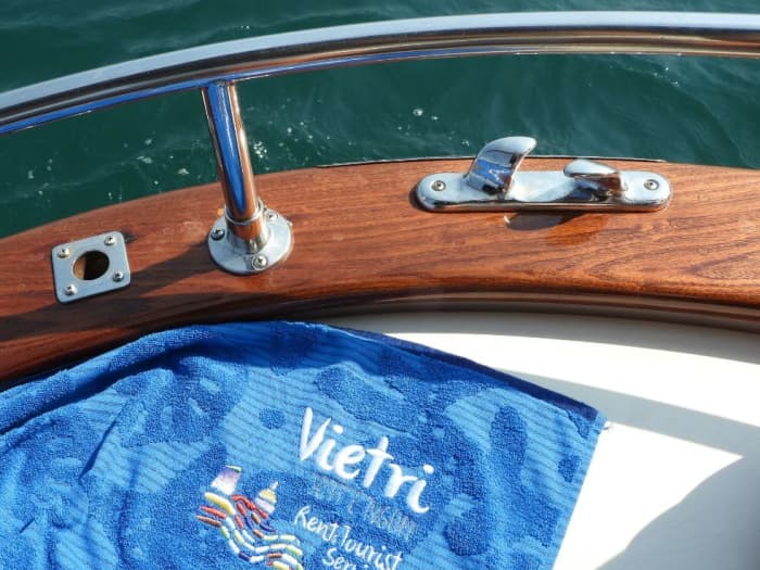 Exclusieve boottocht om te snorkelen en zeegrotten te bezoeken.