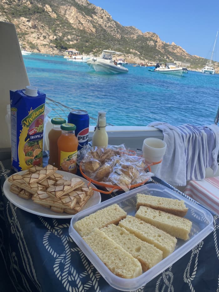 Upptäck La Maddalena: En heldag i solen på en motorbåt