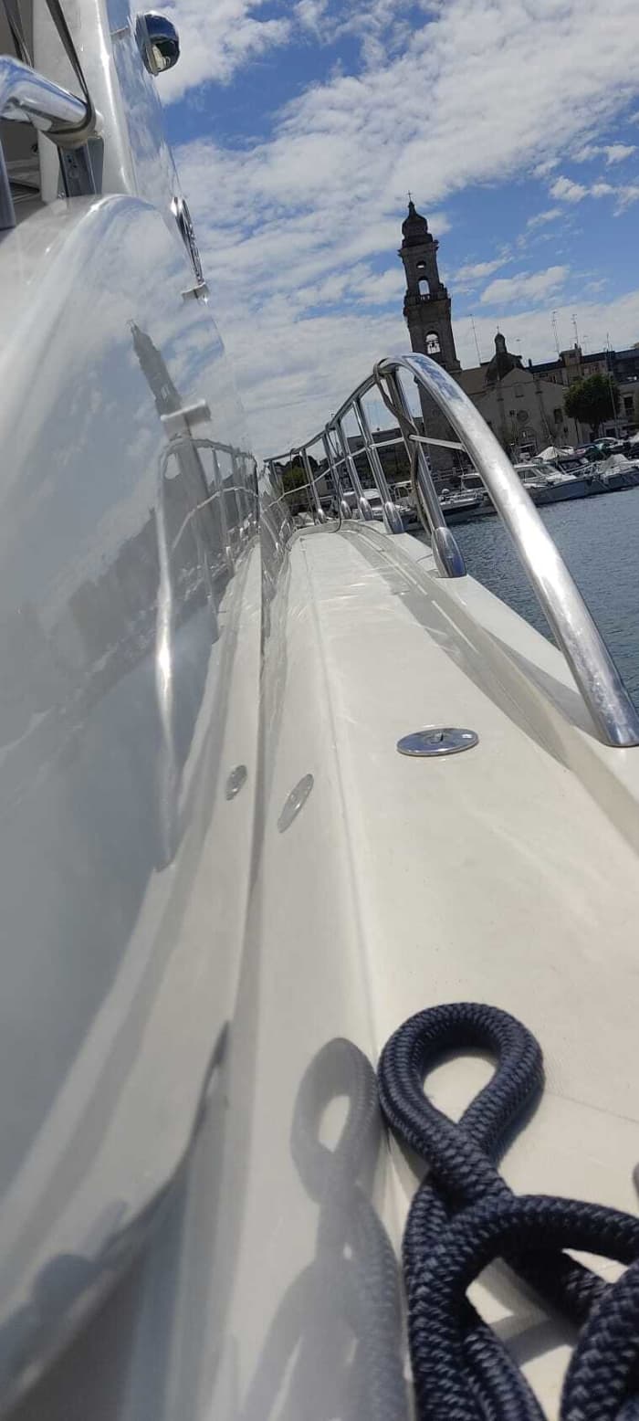 Genießen Sie 8 Stunden auf einem Motorboot in Polignano a Mare