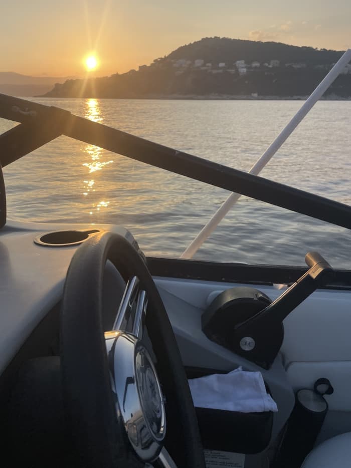 Entdecken Sie Nizza: Ein halber Tag voller Freude auf einem Motorboot