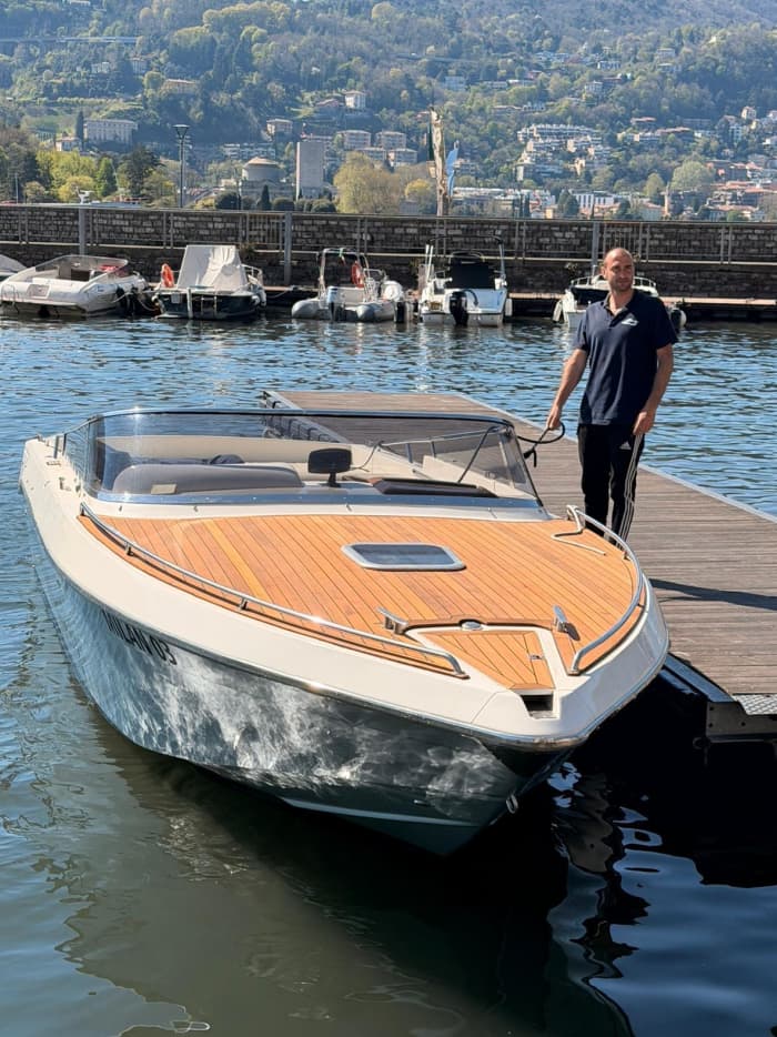 La tua giornata sul Lago di Como: noleggia una barca a motore per una giornata intera alla scoperta del lago.