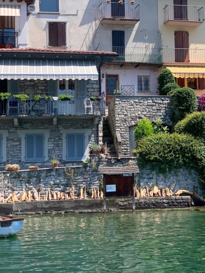 La tua giornata sul Lago di Como: noleggia una barca a motore per una giornata intera alla scoperta del lago.