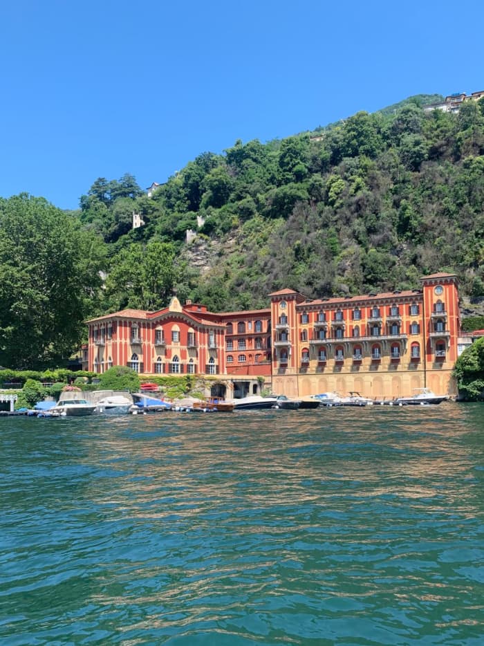 La tua giornata sul Lago di Como: noleggia una barca a motore per una giornata intera alla scoperta del lago.