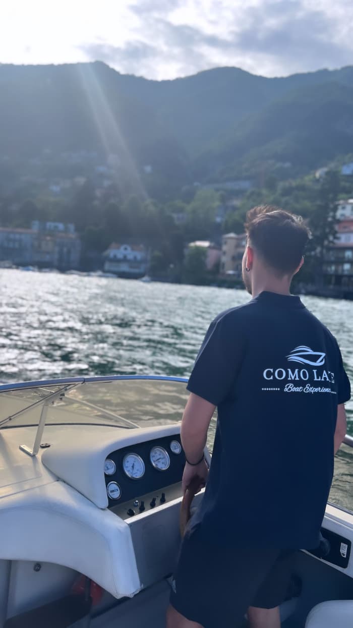 La tua giornata sul Lago di Como: noleggia una barca a motore per una giornata intera alla scoperta del lago.