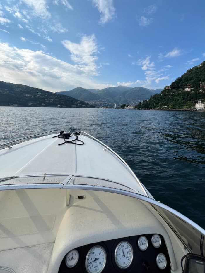 La tua giornata sul Lago di Como: noleggia una barca a motore per una giornata intera alla scoperta del lago.
