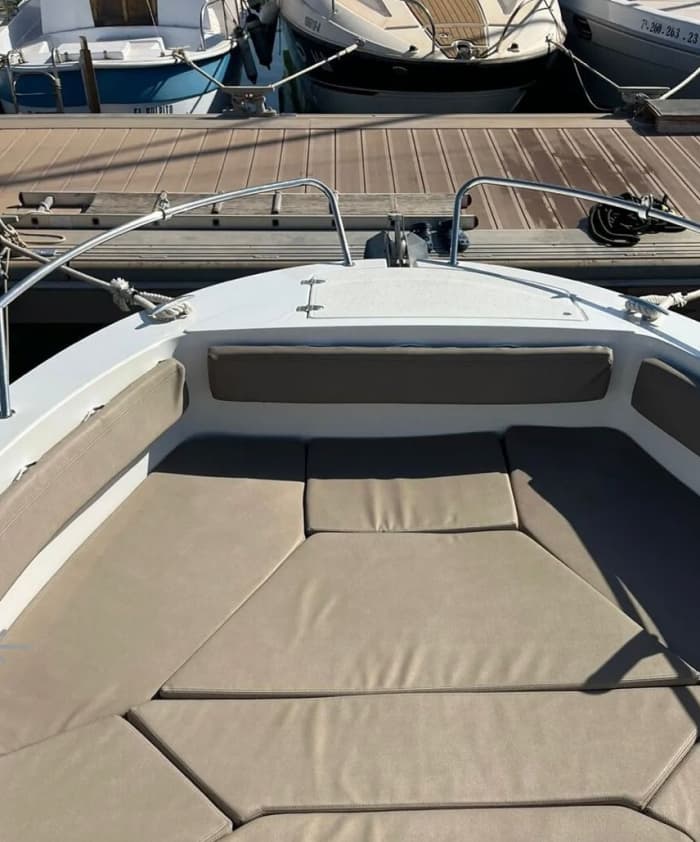 Discover Palma de Mallorca on a motorboat for 8h