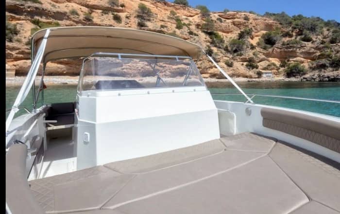 Discover Palma de Mallorca on a motorboat for 8h