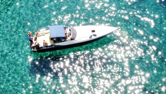Scopri Procida a bordo di un motoscafo per 7 ore