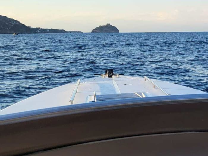 Scopri Procida a bordo di un motoscafo per 7 ore