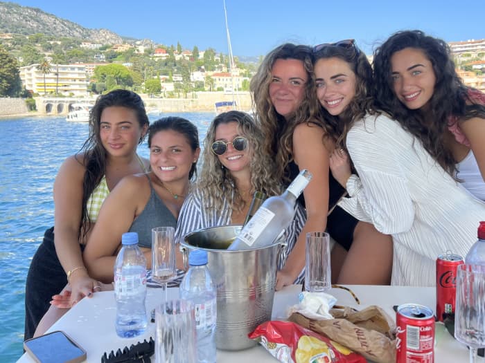 Upptäck den franska rivieran på en halvdagstur ombord på en yacht.