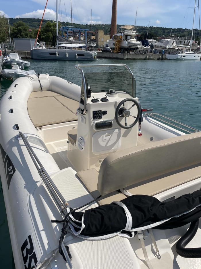 Ihr Tag in Izola: Mieten Sie ein Motorboot für 9 Stunden Entdeckungstour