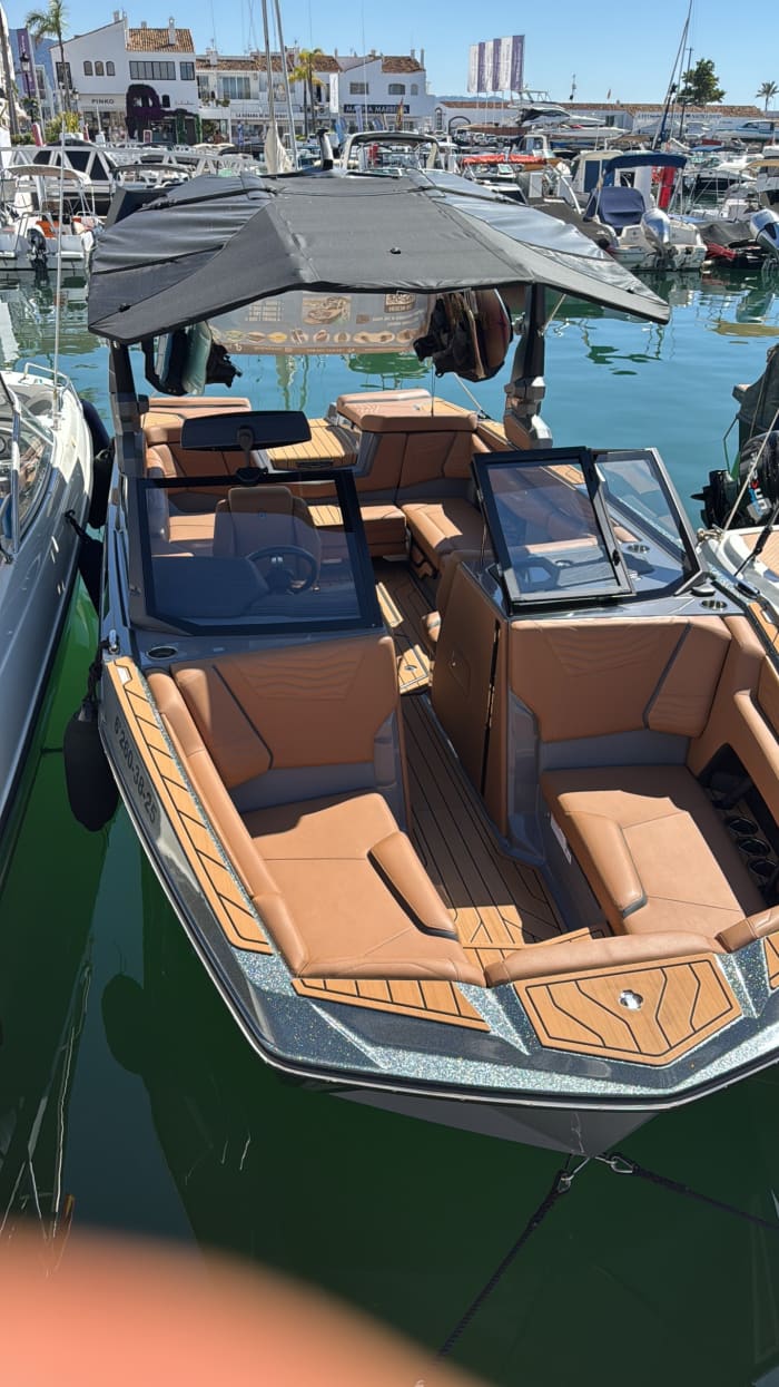 Breng 4 uur door op het water in Puerto Banús, genietend van de zon en het heldere water.
