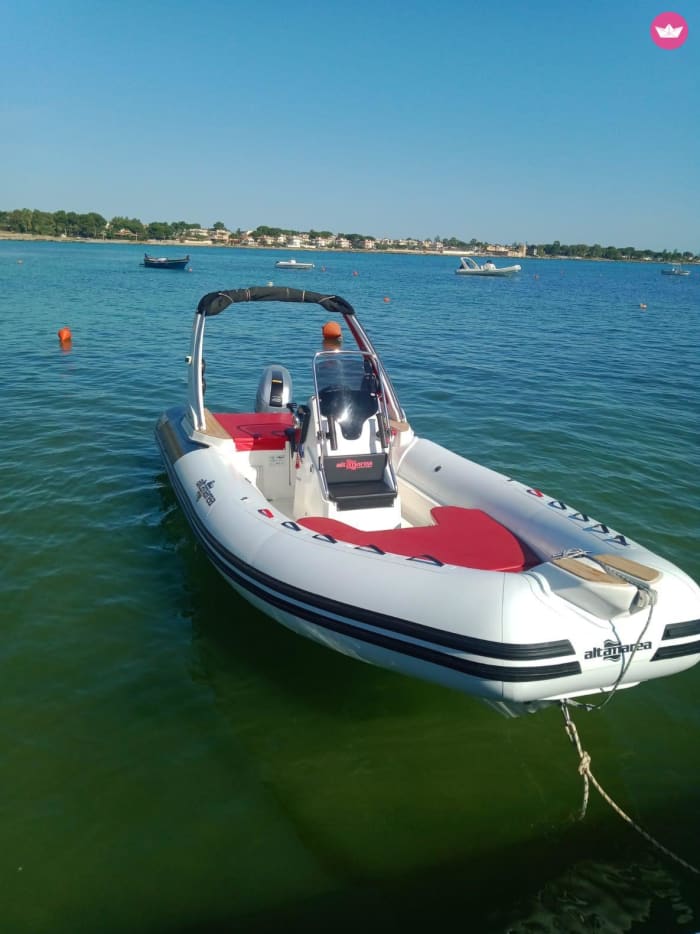 Beleef een onvergetelijke dag met onze Altamarea Wave 20, uitgerust met alles wat u nodig heeft voor een perfecte dag op het water!