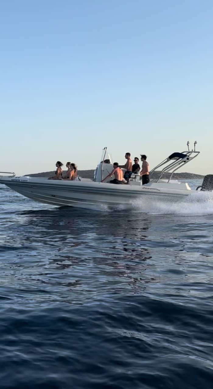 Genießen Sie eine 8-stündige Motorbootfahrt zur Erkundung von Glyfada.