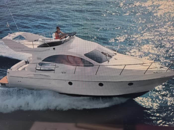 4h in Sanxenxo: Rent a motorboat and enjoy.