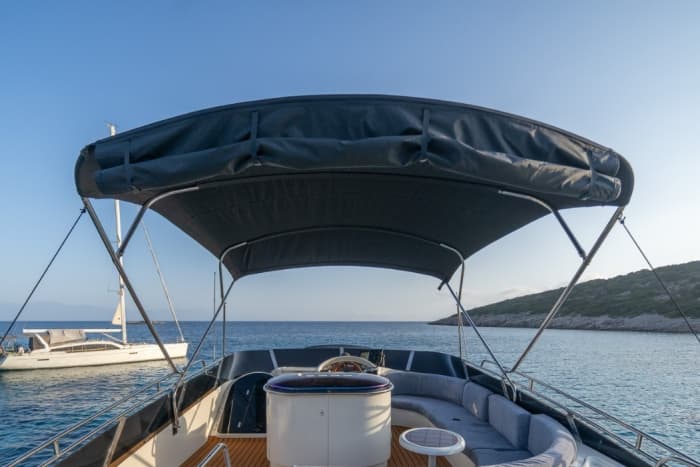 Jouw dag in Gümbet: huur een motorboot voor 9 uur ontdekkingstocht.