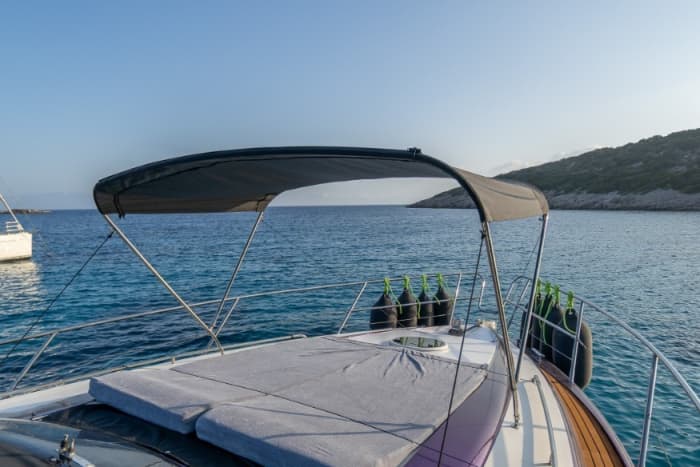 Jouw dag in Gümbet: huur een motorboot voor 9 uur ontdekkingstocht.