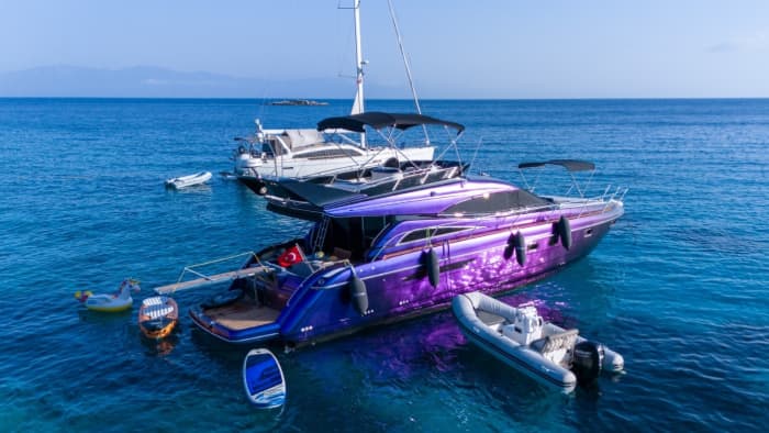 Jouw dag in Gümbet: huur een motorboot voor 9 uur ontdekkingstocht.