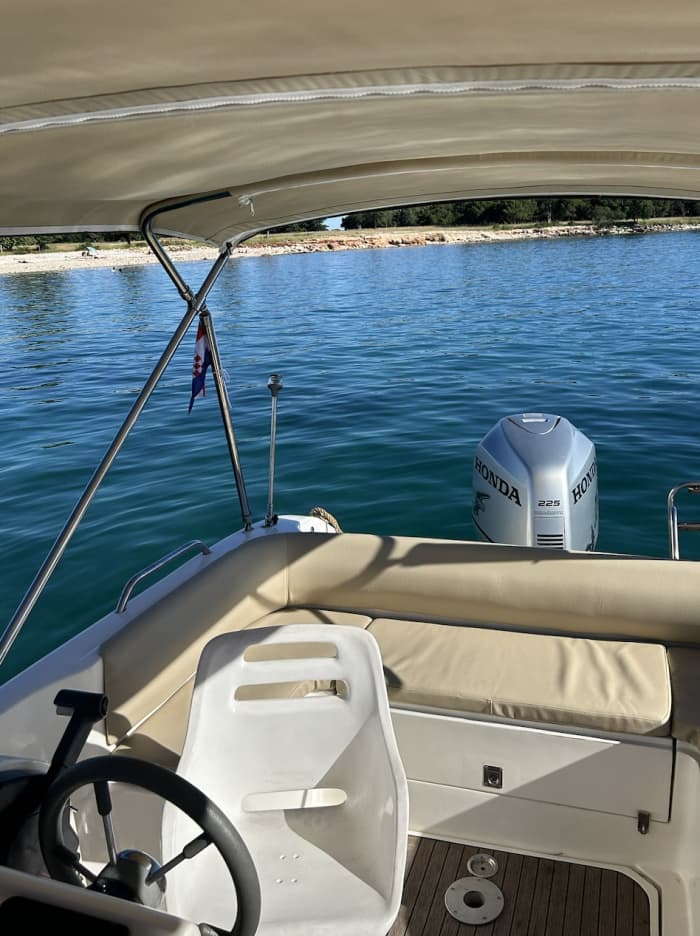 Scopri Umag: una giornata intera di sole a bordo di un motoscafo.