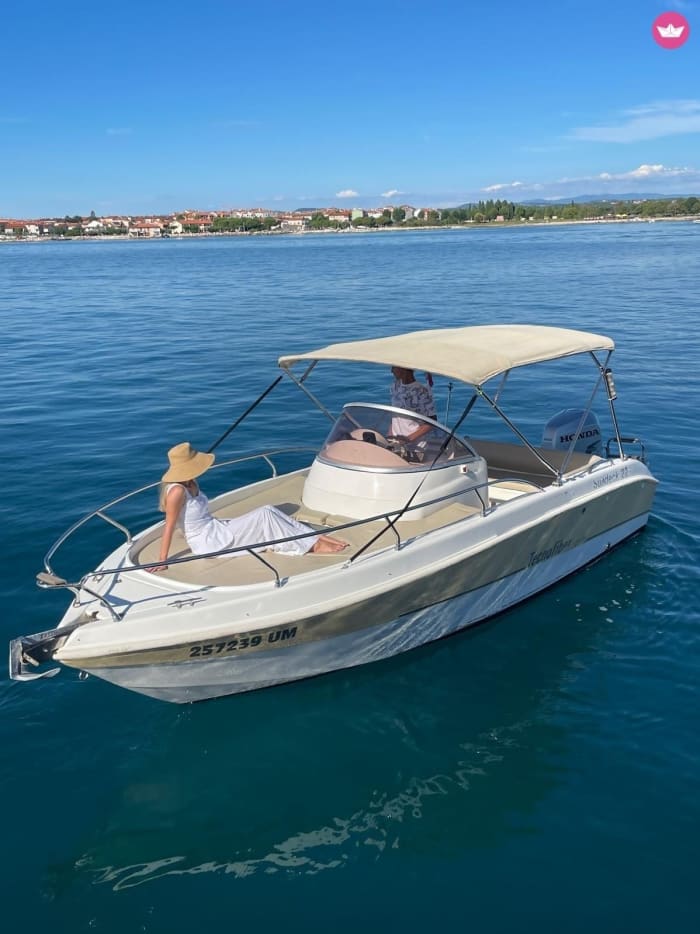 Scopri Umag: una giornata intera di sole a bordo di un motoscafo.