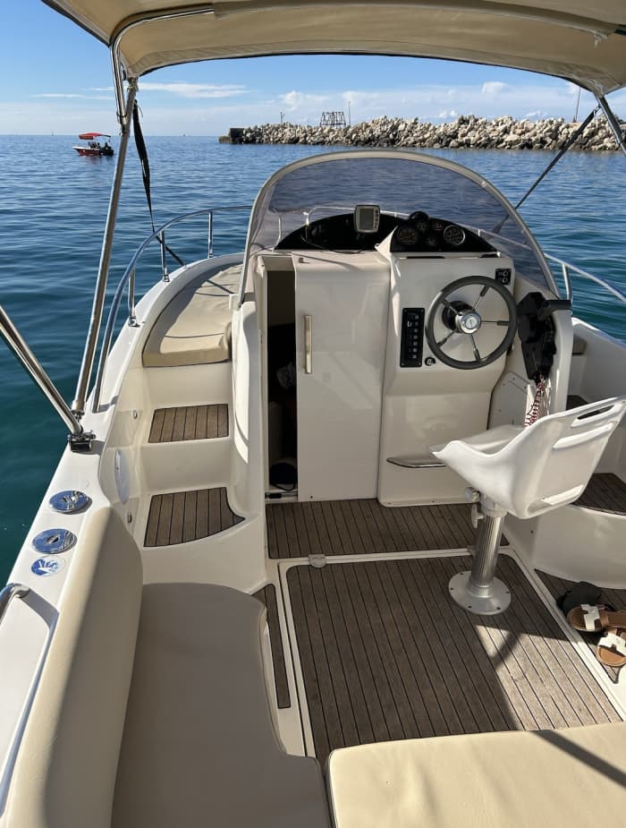 Scopri Umag: una giornata intera di sole a bordo di un motoscafo.