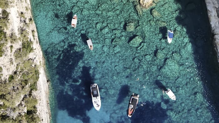 * Excursion d'une demi-journée aux îles Scorpios et Meganisi (visite de la grotte Papanicolis) *