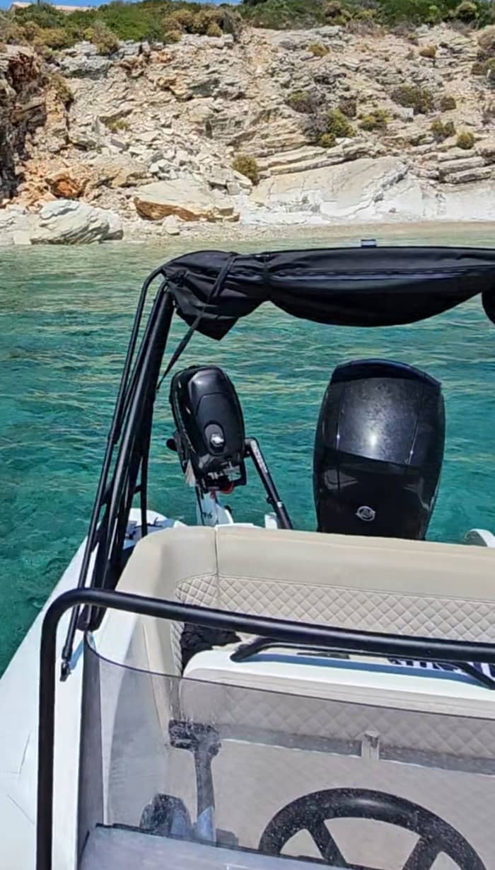 * Excursion d'une demi-journée aux îles Scorpios et Meganisi (visite de la grotte Papanicolis) *