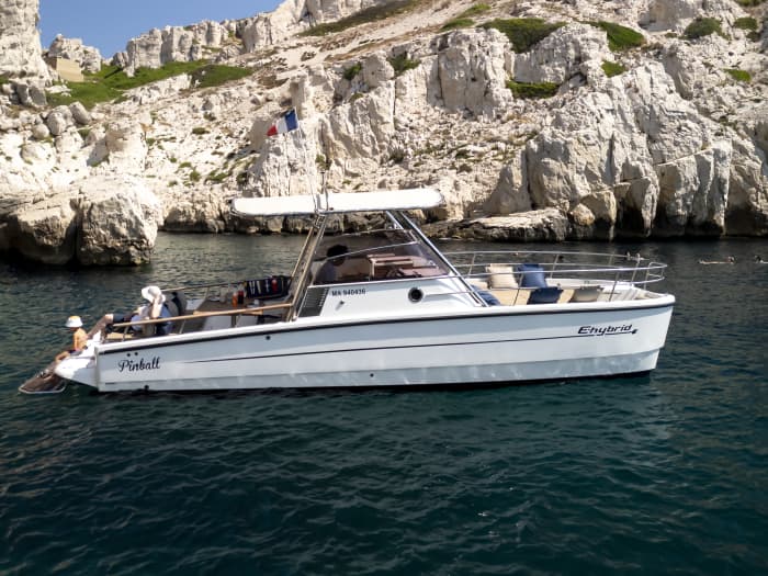 Tarde nas Calanques: Natação e mergulho com snorkel a bordo de um barco híbrido elétrico.