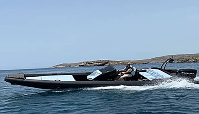 A legendary break: 3h30 around Paros on a motorboat