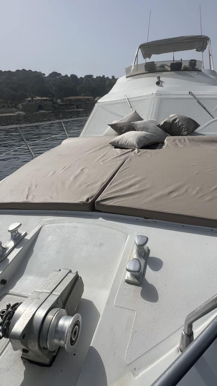 Ein Tag in Marzamemi: Pure Entspannung auf dem kristallklaren Wasser des italienischen Blauen Meeres.