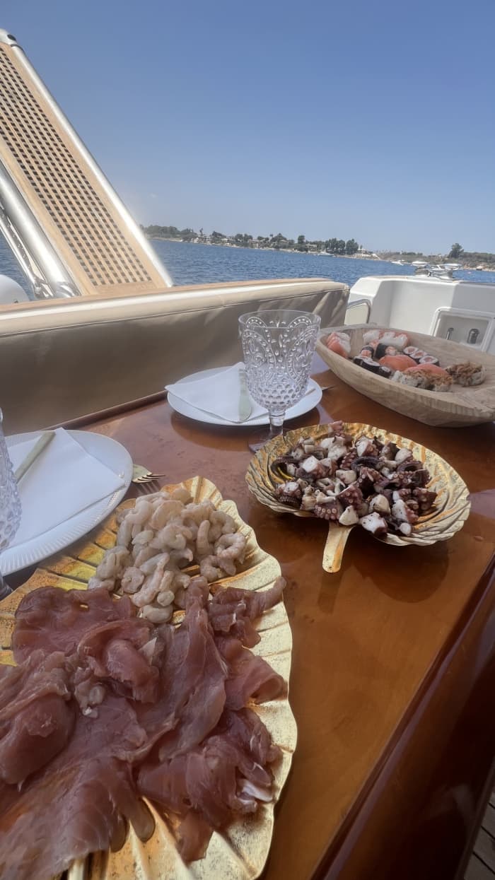 Ein Tag in Marzamemi: Pure Entspannung auf dem kristallklaren Wasser des italienischen Blauen Meeres.