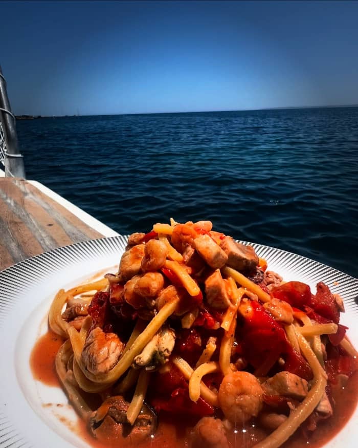 Ein Tag in Marzamemi: Pure Entspannung auf dem kristallklaren Wasser des italienischen Blauen Meeres.