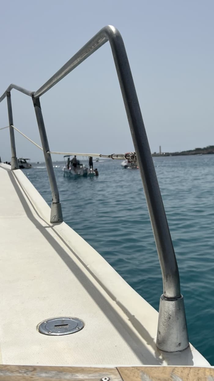 Ein Tag in Marzamemi: Pure Entspannung auf dem kristallklaren Wasser des italienischen Blauen Meeres.