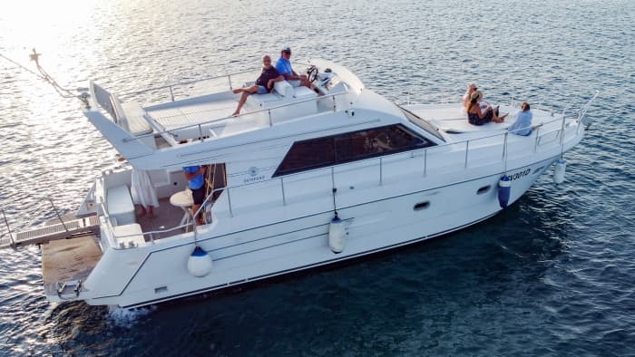 Unna dig en halvdags avkoppling på en lyxyacht i Syracuse.