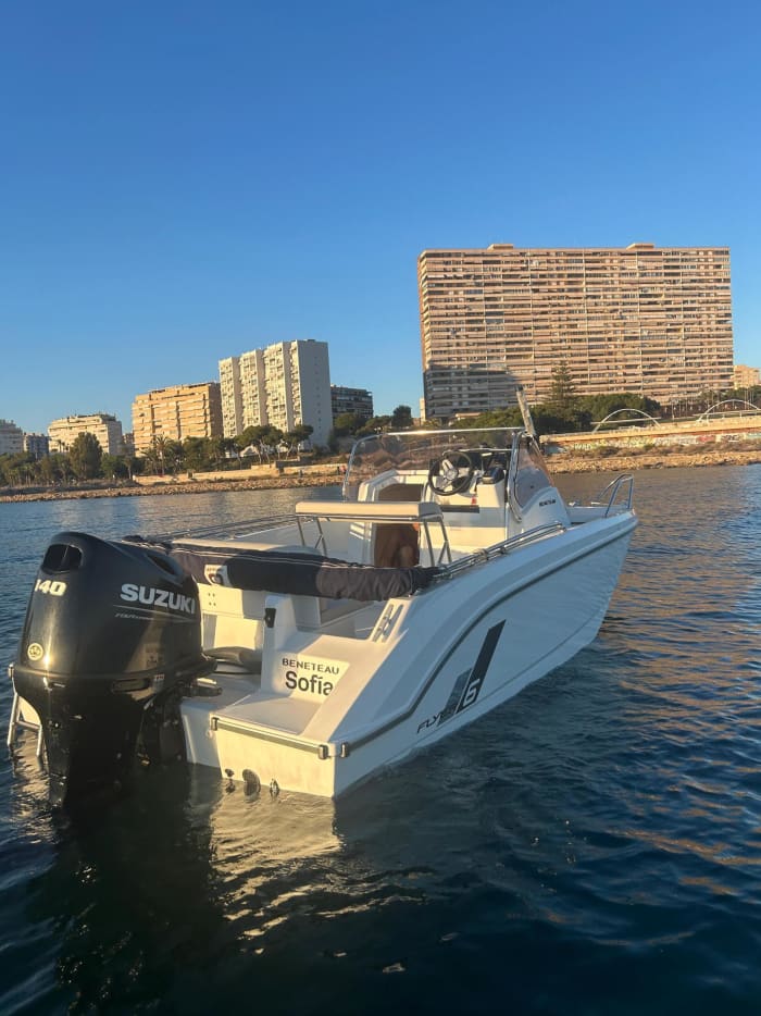 Relájate en una lancha motora en Alicante durante 4 horas.