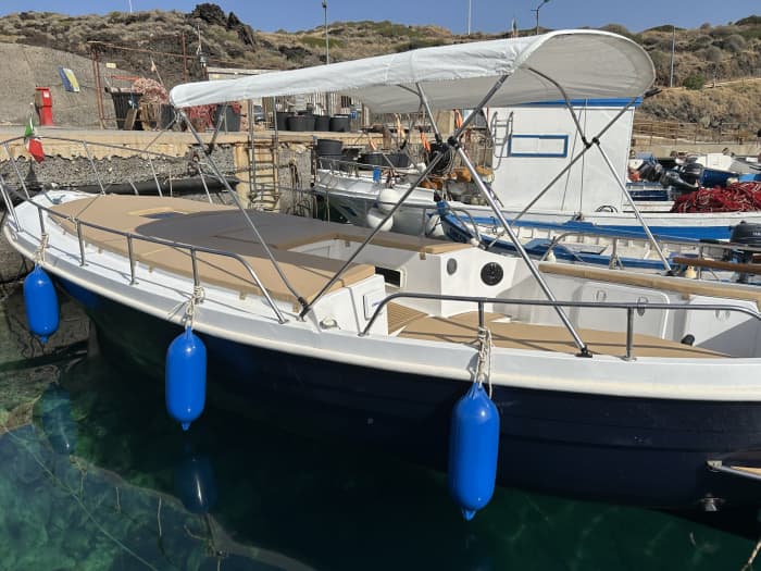 Découvrez les rivages de Pantelleria : une excursion d'une journée complète à bord d'un bateau à moteur