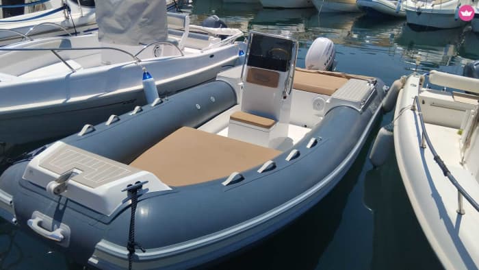 Experience an unforgettable day with our NOAH 55, equipped with everything you need for a perfect day on the boat!