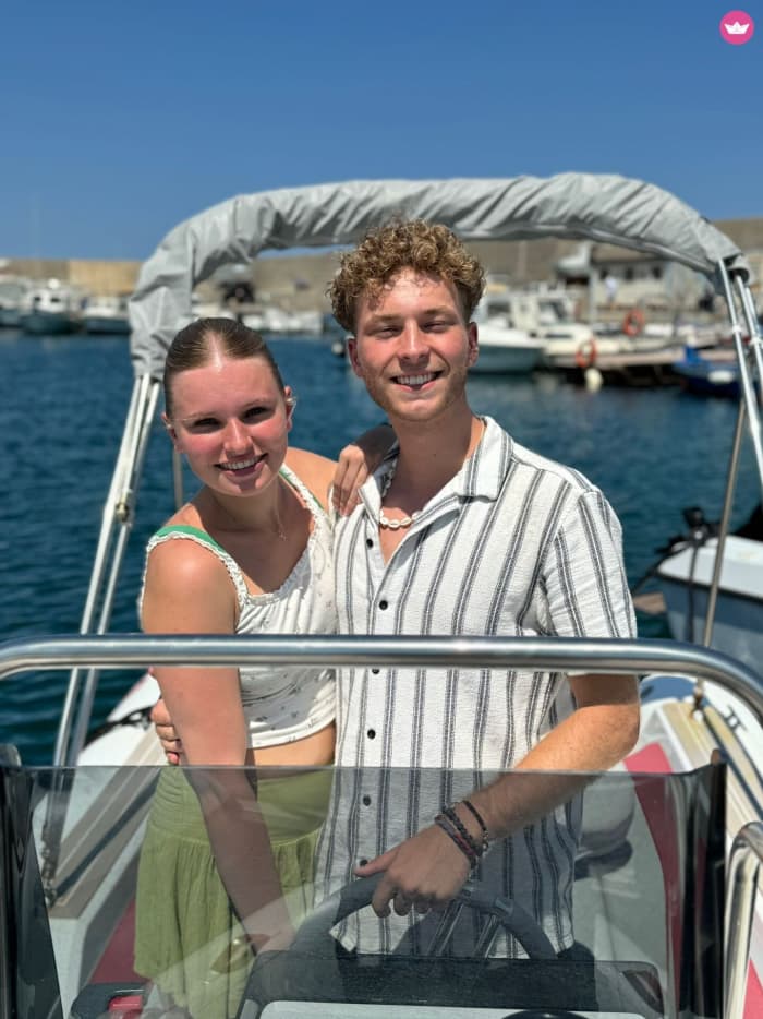 Experience an unforgettable day with our NOAH 55, equipped with everything you need for a perfect day on the boat!