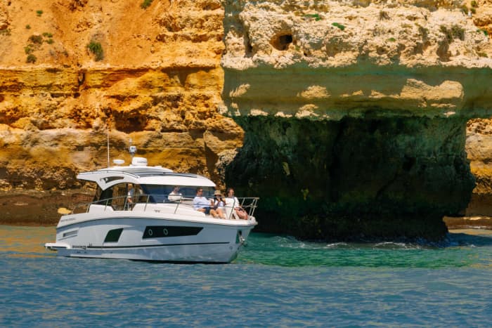 Εκτεταμένη πρωινή κρουαζιέρα από τη Βιλαμούρα – 4 ώρες χαλάρωσης, κολύμβησης και παράκτιας ανακάλυψης