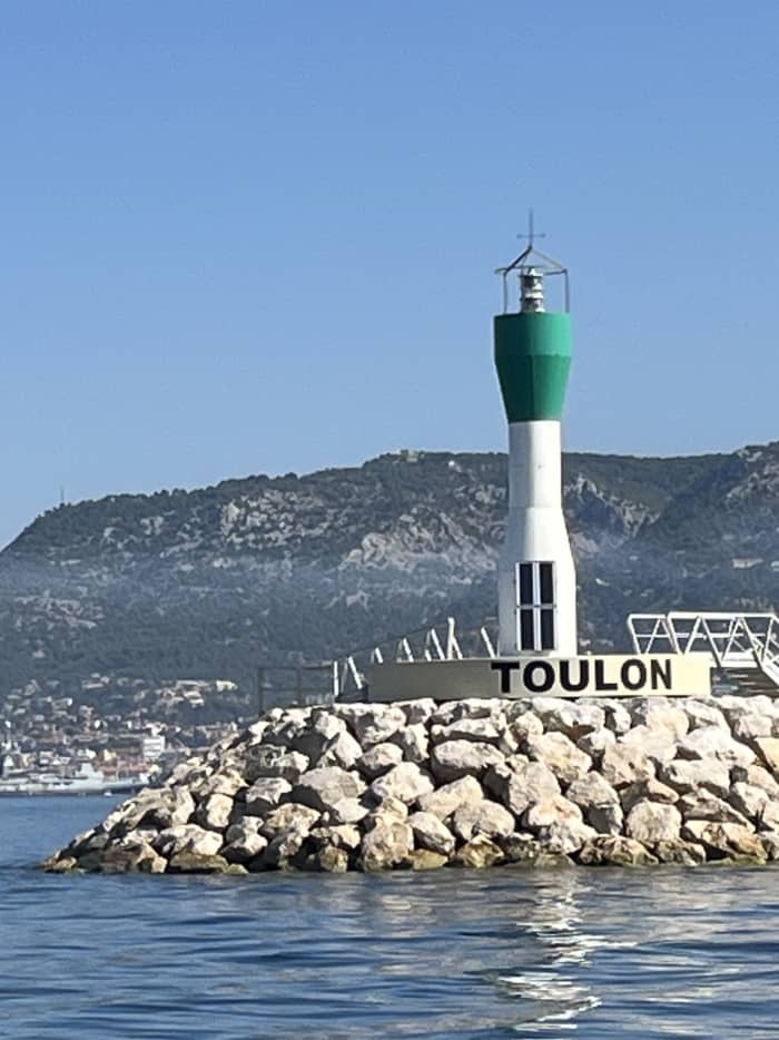 Découvrez Saint-Mandrier-sur-Mer lors d'une journée en voilier
