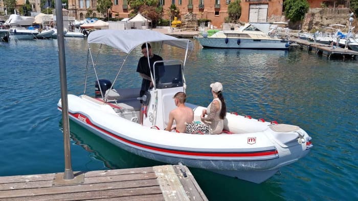 Experience an unforgettable day with our ASORAL AL 100 with everything you need for a perfect boating day!