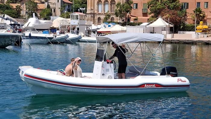 Experience an unforgettable day with our ASORAL AL 100 with everything you need for a perfect boating day!