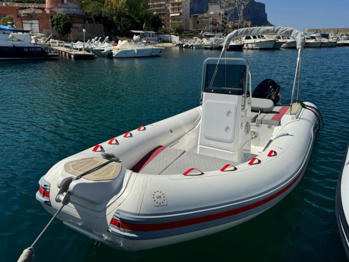 Experience an unforgettable day with our ASORAL AL 100 with everything you need for a perfect boating day!